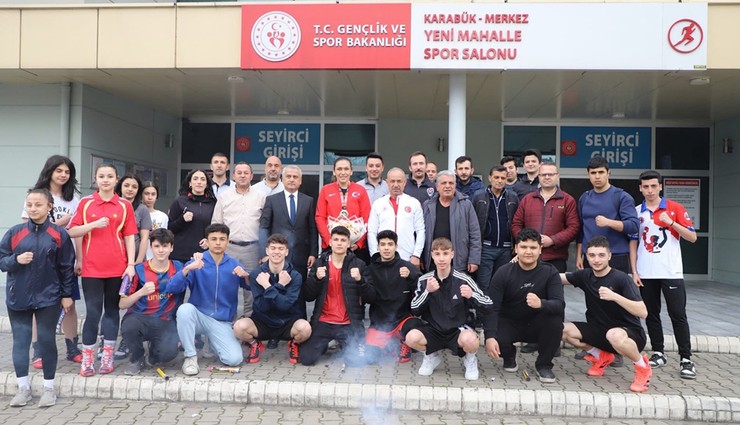 Dünya üçüncüsü milli boksör Elif Güneri, Karabük'te coşkuyla karşılandı