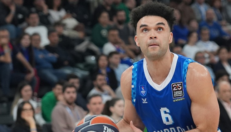 Anadolu Efes, sahasında Baskonia'yı yendi
