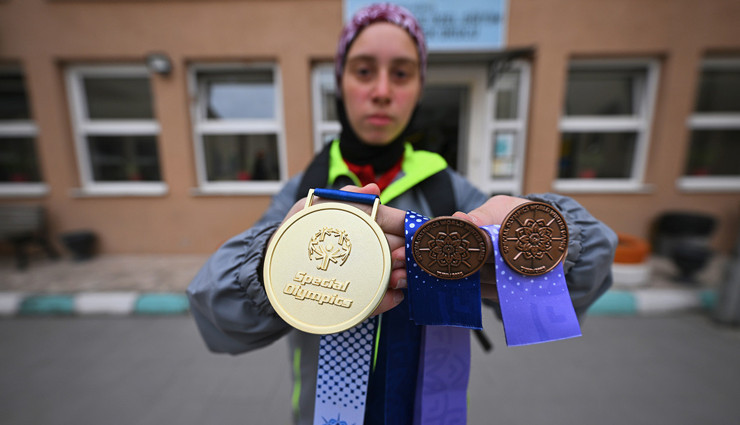 Özel sporcu Şehriye Naz Koncalıoğlu'nun Dünya Kış Oyunları şampiyonluğu gururu