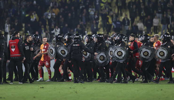 Fenerbahçe-Galatasaray derbisinde taşkınlık yapan 43 kişi hakkında işlem başlatıldı