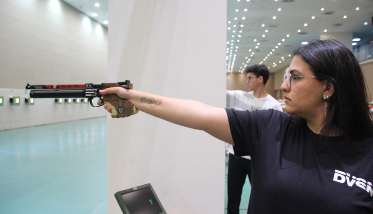 Milli atıcı Şevval İlayda Tarhan, kadınlar 10 metre havalı tabanca kategorisinde şampiyon oldu