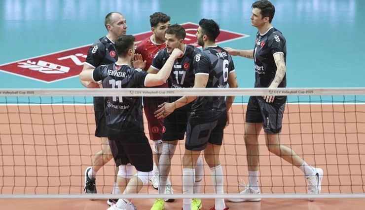 CEV Kupası'nın şampiyonu Ziraat Bankkart kupasını aldı