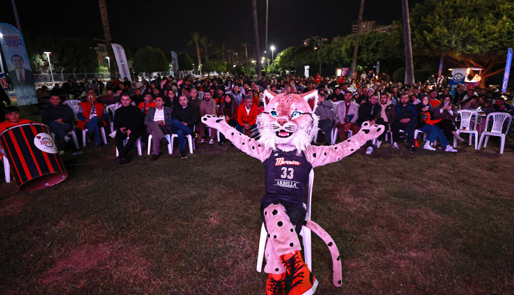 ÇİMSA ÇBK Mersin destekçileri, FIBA Kadınlar Avrupa Ligi finalini dev ekrandan izledi