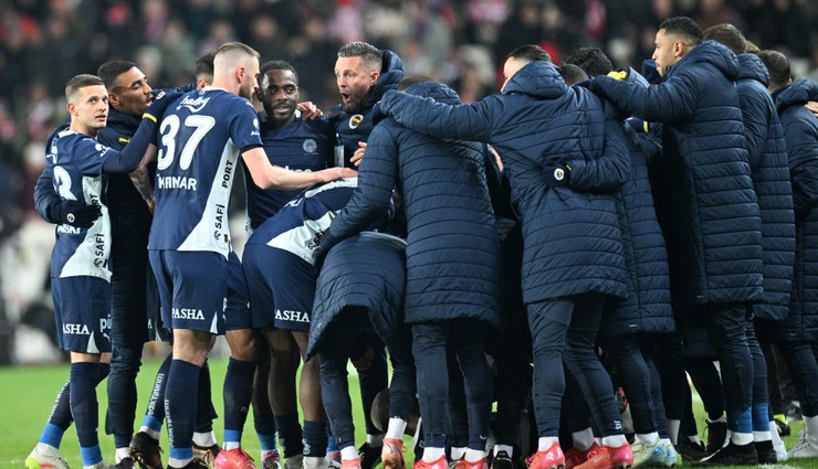 Fenerbahçe büyük maçlarda puan kaybede kaybede...