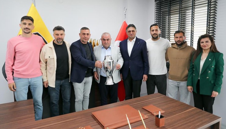 Aliağa Futbol şampiyonluk kupasını aldı