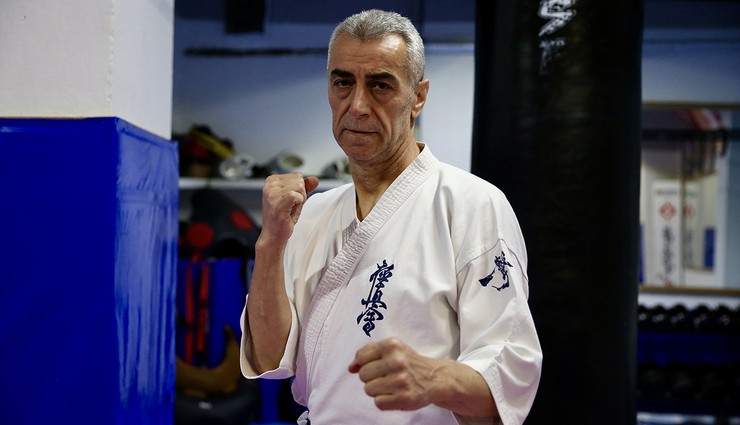 Zayıflamak için karateye başladı şimdi şampiyon yetiştiriyor
