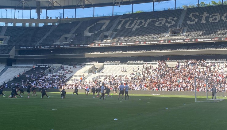 Beşiktaşlı oyunculara tribünden destek!
