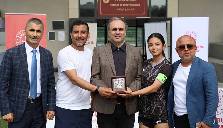 Ural Aküzüm: Türkiye'de kadın futbolunu tabana yaymak gerekiyor