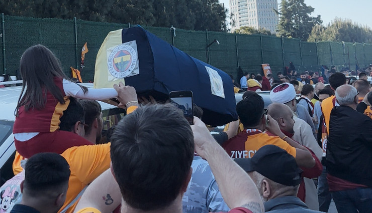 Galatasaray taraftarı, şampiyonluk maçında sarı-lacivertli tabutla stada yürüdü