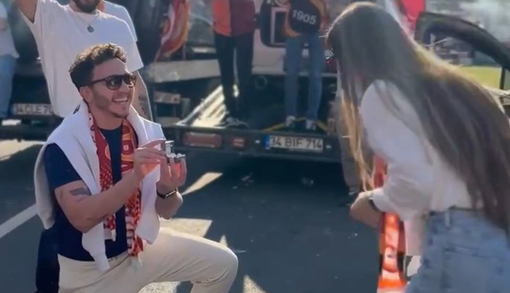 Galatasaray'ın şampiyonluk kutlamalarında evlilik teklifi