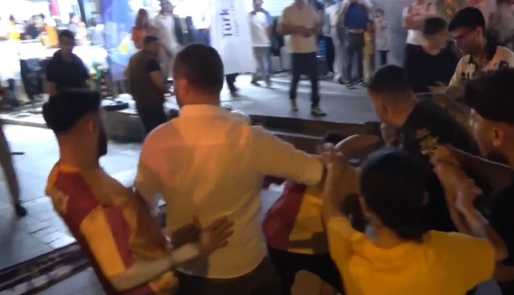 Galatasaray'ın şampiyonluk kutlamalarında kavga çıktı