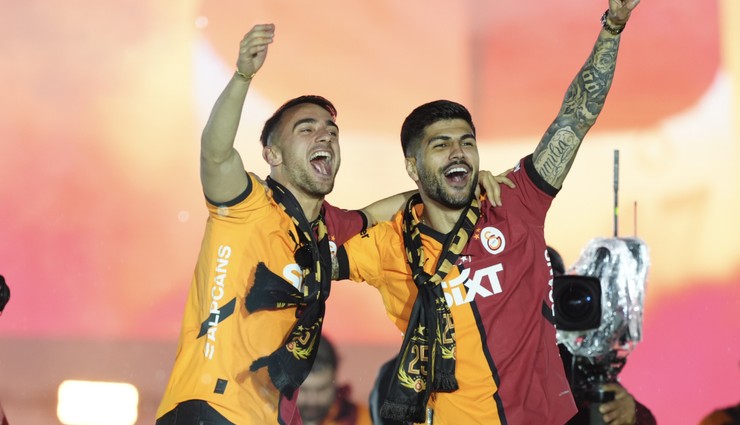 Morata sahneye çıkmadı, Efe Akman ıslıklandı! Futbolcular sahneye hangi şarkılarla çıktı?