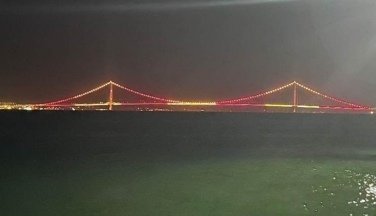 Çanakkale Köprüsü sarı kırmızılı renklerle aydınlatıldı