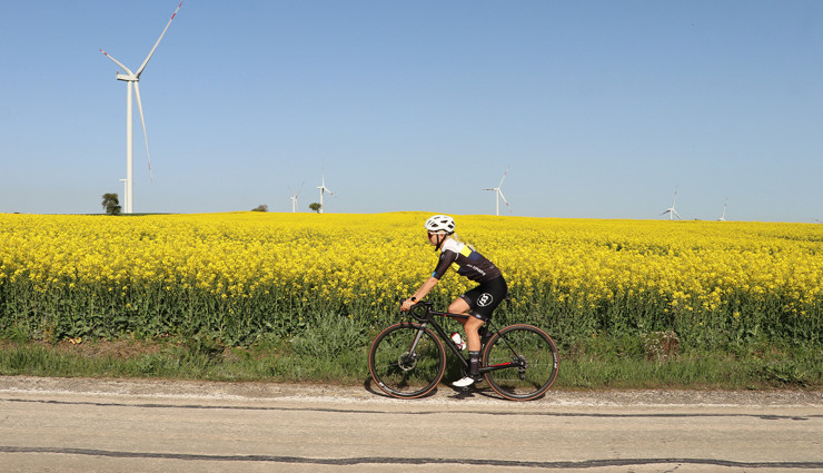 Kadın bisikletçi Pınar Kurtoğlu, yarışlara köy yollarında hazırlanıyor