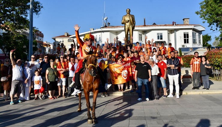 Taraftar Çeşmesi Galatasaray'ın renklerine boyandı