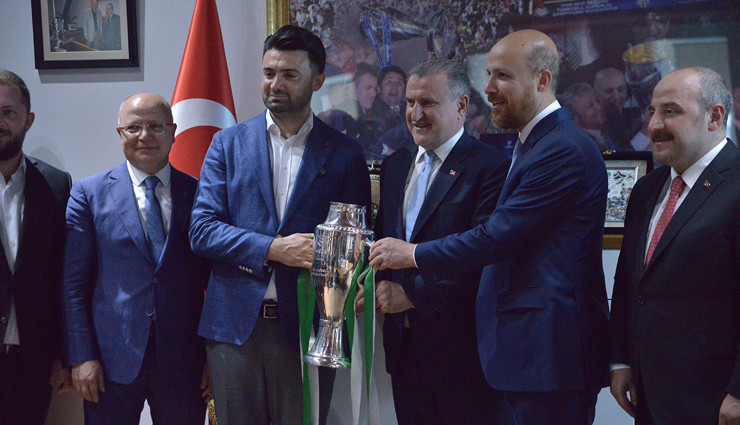 Bakan Bak: Bursaspor'u, Süper Lig'de görmek istiyoruz