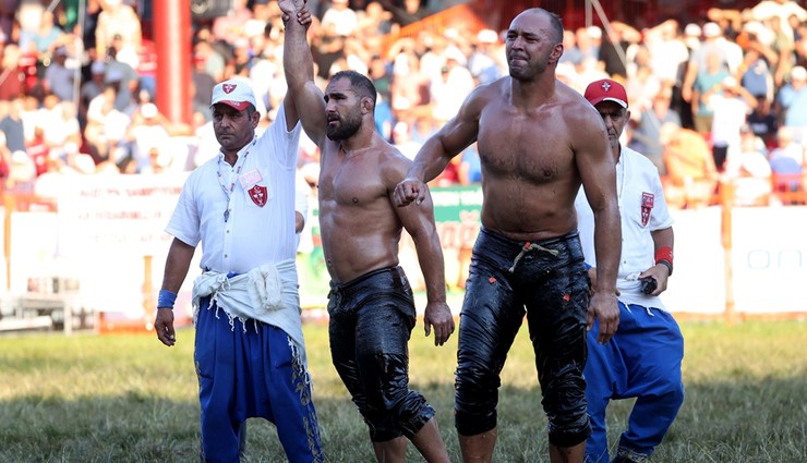 664. Tarihi Kırkpınar Yağlı Güreşleri'nde favori pehlivanlardan Ali Gürbüz elendi