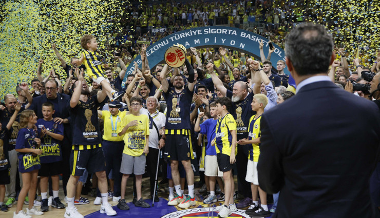 Fenerbahçe açıkladı! 17 kupa kaldıran Melih Mahmutoğlu ile 1 yıl daha yola devam