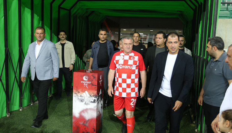 Gençlik ve Spor Bakanı Bak, Diyarbakır'da "Gösteri Maçı"nda sahaya çıktı