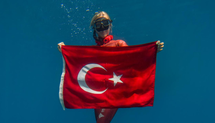 Şahika Ercümen, Türk bayrağıyla batık tanka dalış yaptı