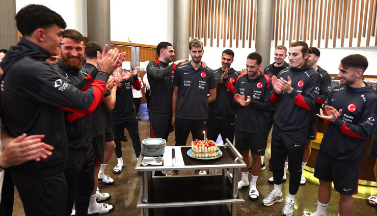A Milli Takım'da Atakan Karazor'un doğum günü kutlandı