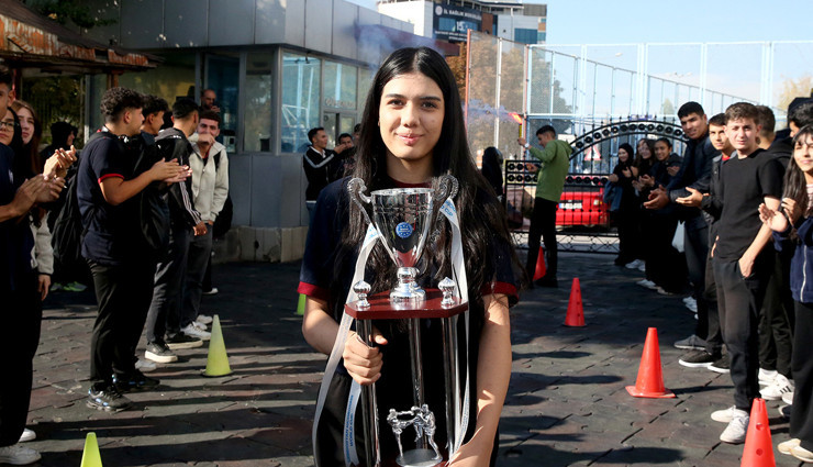 Dünya şampiyonu öğrenciye okulunda konfetili sürpriz karşılama yapıldı