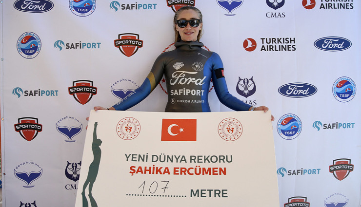 Şahika Ercümen, değişken ağırlık paletsiz dalışta dünya rekorunu geliştirdi