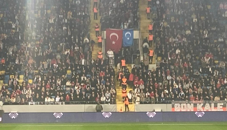 Gençlerbirliği taraftarı tribüne Doğu Türkistan bayrağı astı