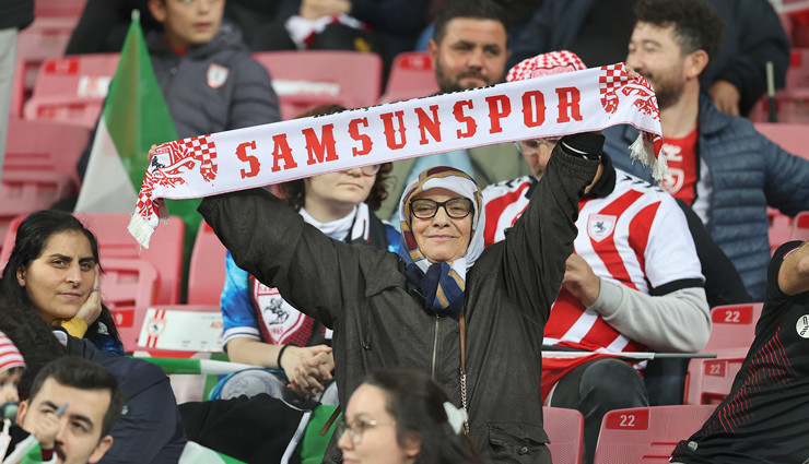 "Fanatik nineler", taraftarı oldukları Samsunspor'un maçlarını kaçırmıyor