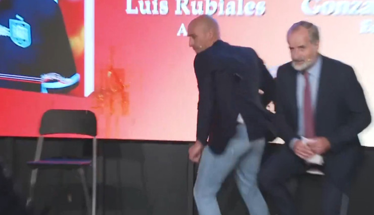 Eski Federasyon Başkanı Luis Rubiales'e yumurtalı saldırı