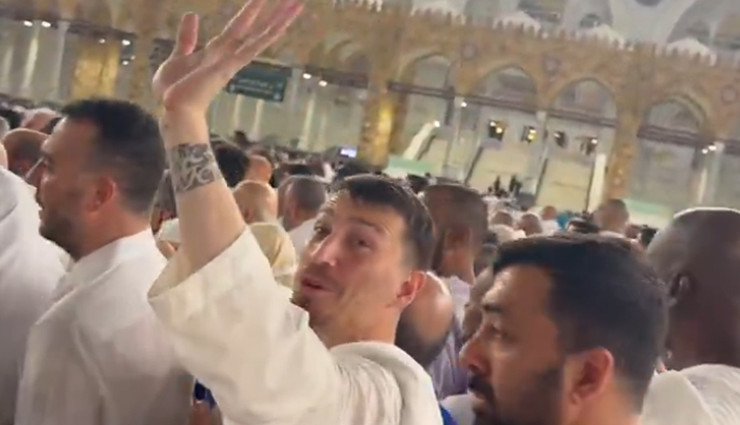 Galatasaraylı bir taraftar Umre'de Mert Hakan Yandaş'a denk geldi