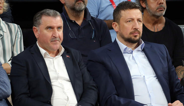 Bakan Bak, FIBA Onur Listesi'ne layık görülen Hidayet Türkoğlu'nu tebrik etti