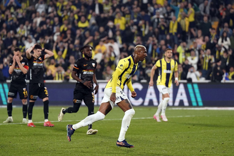 Talisca kalıyor!
