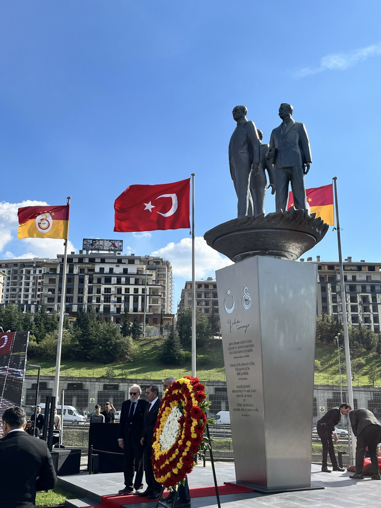 Galatasaray'da Mustafa Kemal Atatürk, Tevfik Fikret ve Ali Sami Yen Anıtı açılışı yapıldı - Resim : 1