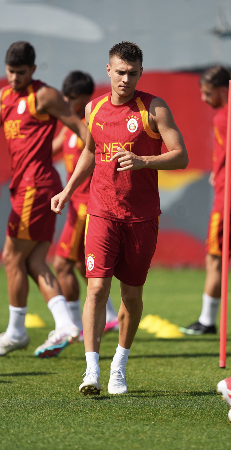 Jakobs ve Eren Elmalı'dan sonra Galatasaray'ın üçüncü sol beki Kazımcan Karataş oldu - Resim : 2