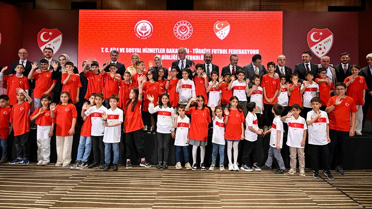 Aile ve Sosyal Hizmetler Bakanlığı ile TFF arasında "2025 Aile Yılı" kapsamında protokol imzalandı - Resim : 3