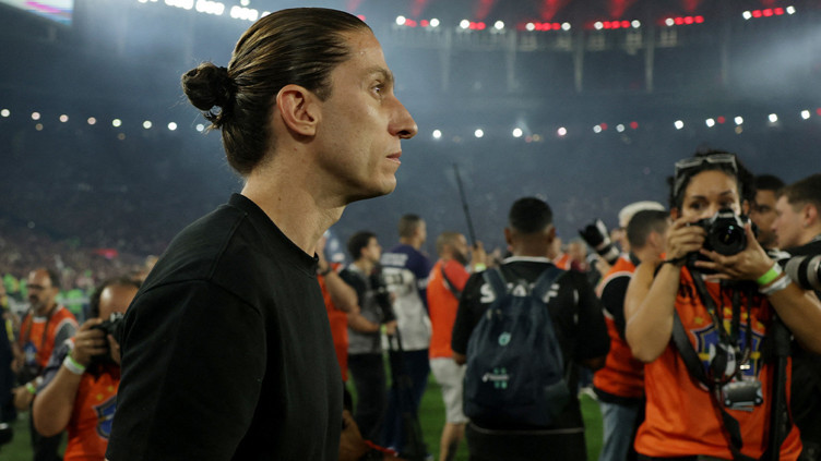 Filipe Luis 1 yılda tam 5 kupa kaldırdı - Resim : 1