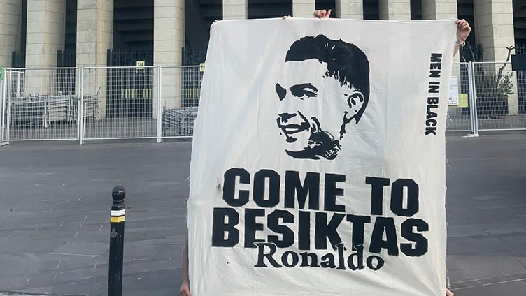 Beşiktaşlı taraftarlar konsolosluk önünde pankart açtı! "Come to Beşiktaş Ronaldo" - Resim : 1