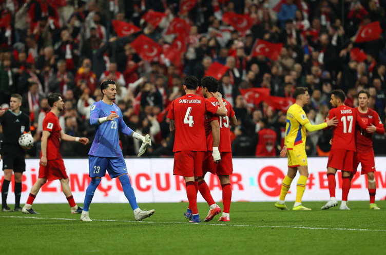 Türkiye-Romanya maçının en rahat oyuncusu Uğurcan Çakır'dı! - Resim : 2