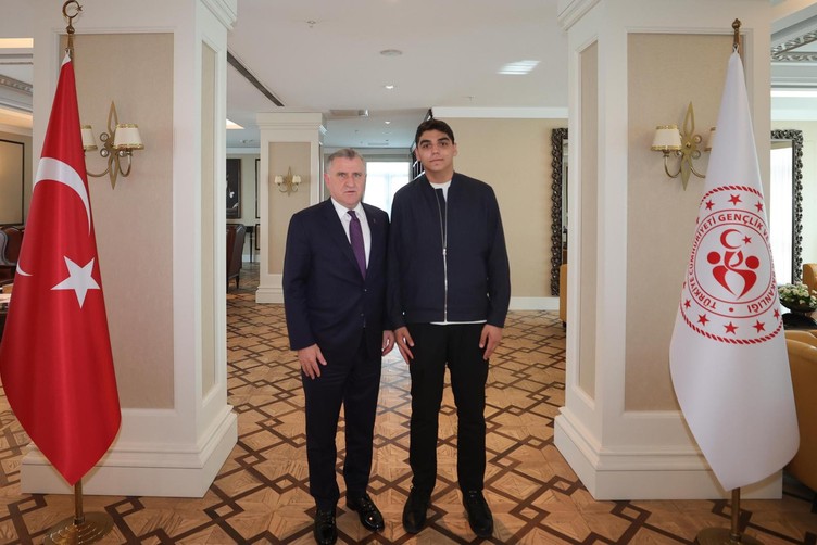 Bakan Osman Aşkın Bak, futbol analisti Emir Dağlı'yı kabul etti - Resim : 1