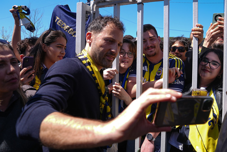 Fenerbahçe Domenico Tedesco'ya teşekkür etti taraftarlar "hocam bizi bırakma" dedi! Samandıra'da yer yerinden oynadı - Resim : 2