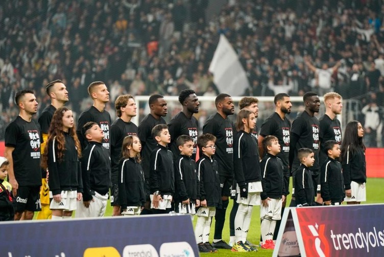 Samsunspor taraftarı Nuri Asan, Muzaffer Badalıoğlu, Mete Adanır, Zoran Tomiç, Asım Özkan ve Emin Kar'ı unutmadı - Resim : 1