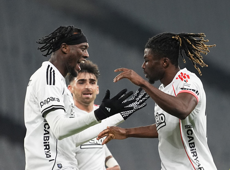 El Bilal Toure 12 gol daha atarsa Beşiktaş'ın sözleşmeli futbolcusu olacak! - Resim : 2