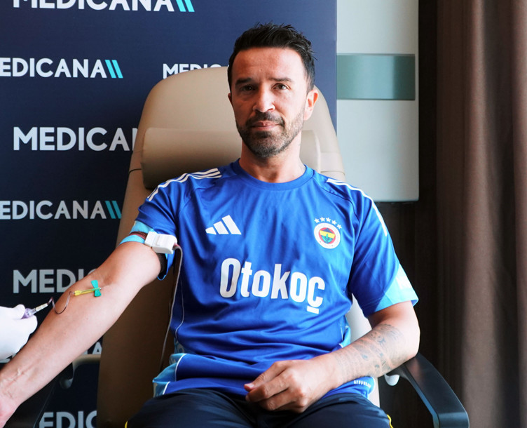 Fenerbahçe'nin yeni teknik direktörü Tedesco ve yardımcısı Gökhan Gönül sağlık kontrolünden geçti - Resim : 1