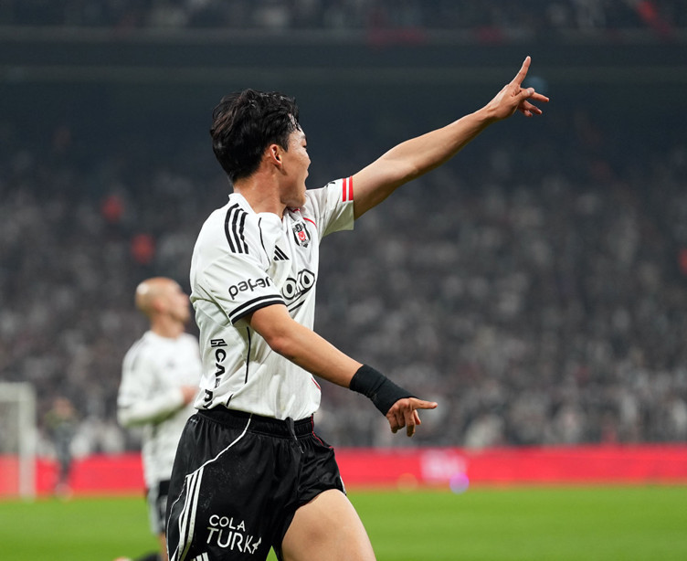 Hyeon-gyu Oh, Onuachu ve Victor Osimhen'e kafa tutuyor - Resim : 2