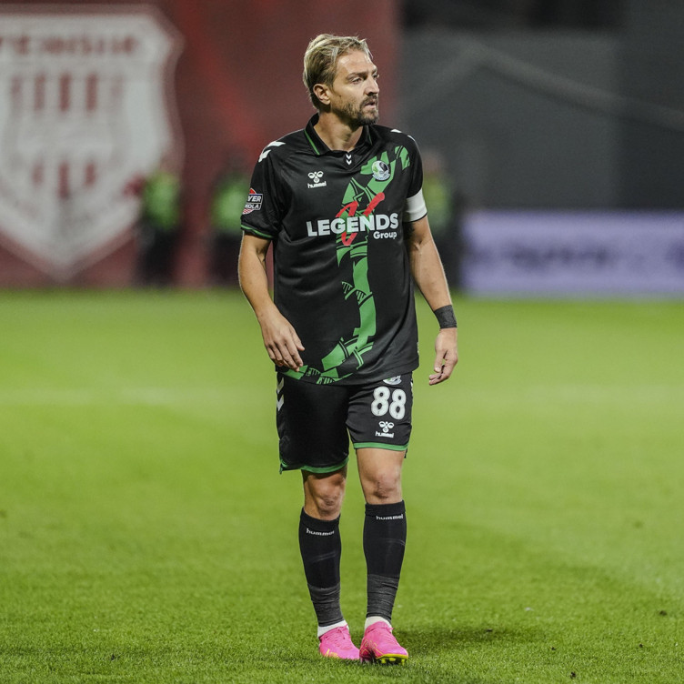 Sakaryaspor'da Caner Erkin ve Burak Altıparmak kadro dışı kaldı - Resim : 1