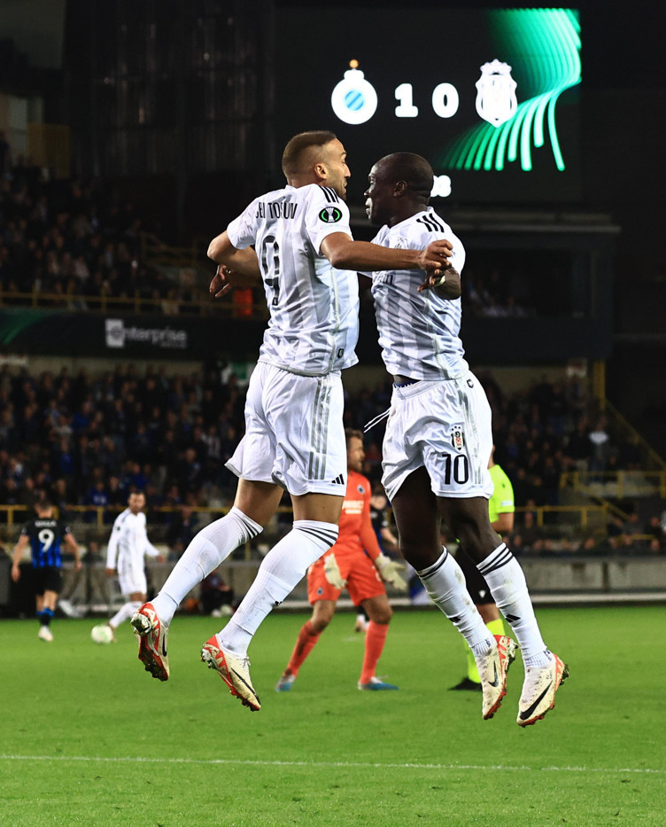 Cenk Tosun, eski takım arkadaşının yanına gidiyor - Resim : 1