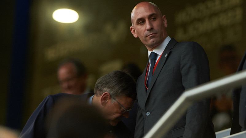 FIFA, kadın futbolcuyu dudağından öpen eski İspanya Futbol Federasyonu Başkanı Rubiales'in cezasını onadı