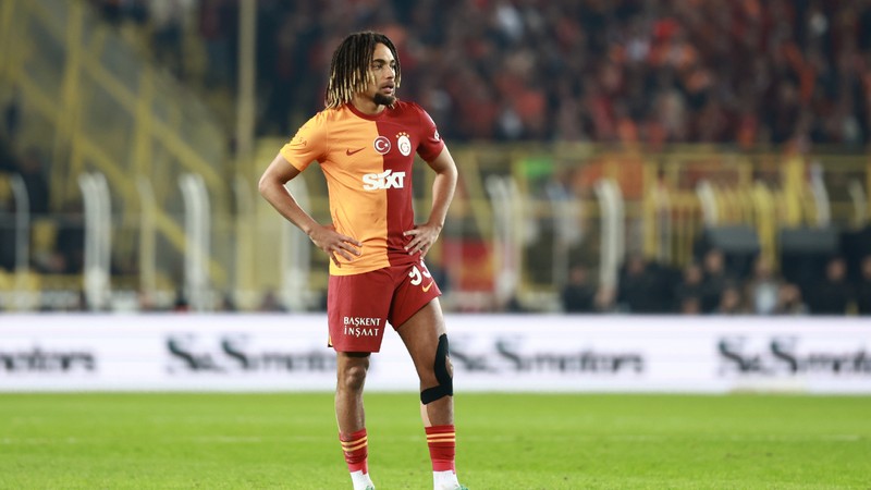 Sacha Boey, Bayern Münih'e imza atmak için Almanya'da