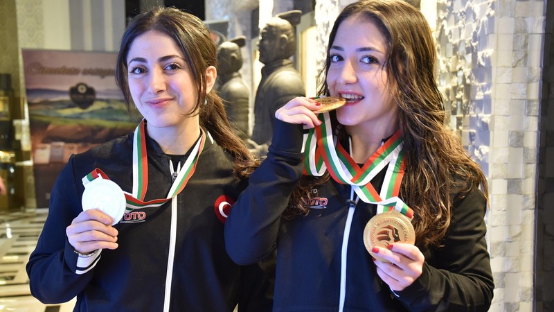Milli sporcular Cansu Bektaş ve Gamze Altun'un madalya gururu